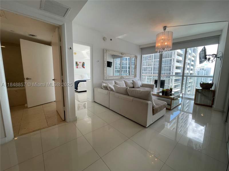 1 bedroom Condominium at 485 Brickell Ave 3711, Icon Brickell Condo No 3, Miami — photo 4