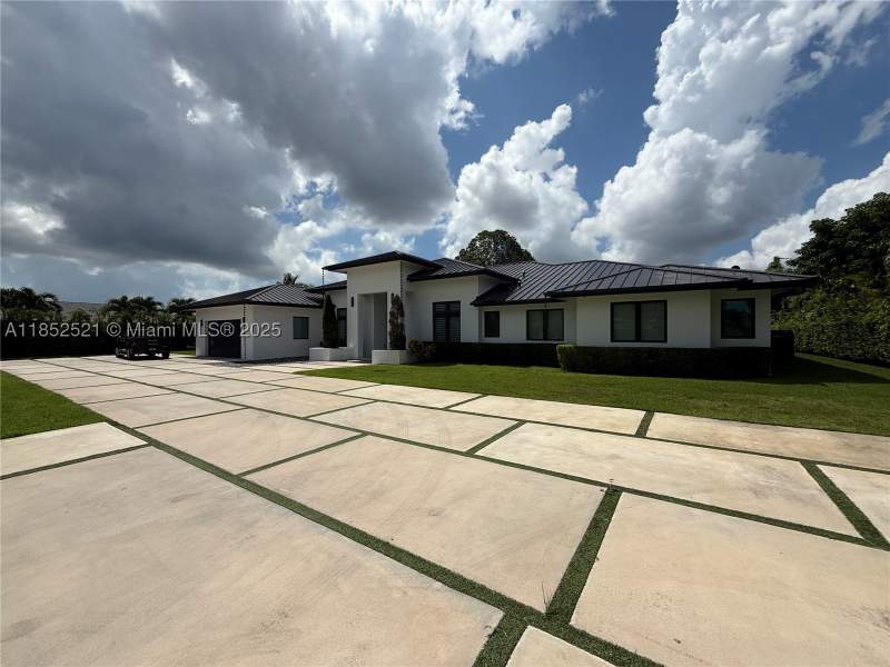 7 bedroom SingleFamilyResidence at 9600 SW 66th St, Sub Of Pb 3-169, Miami — photo 2