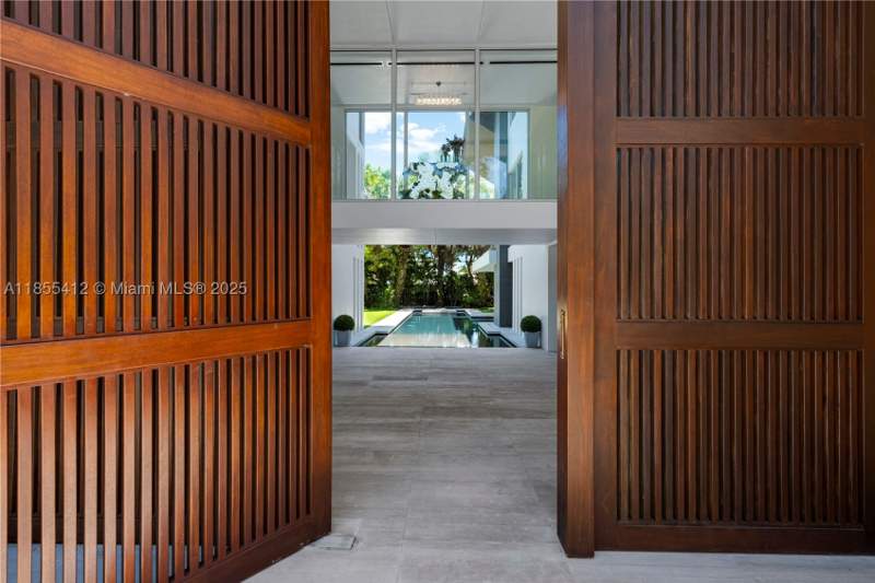 5 bedroom SingleFamilyResidence at 545 Sabal Palm, Tropical Isle Homes Sub 2N, Key Biscayne — photo 3