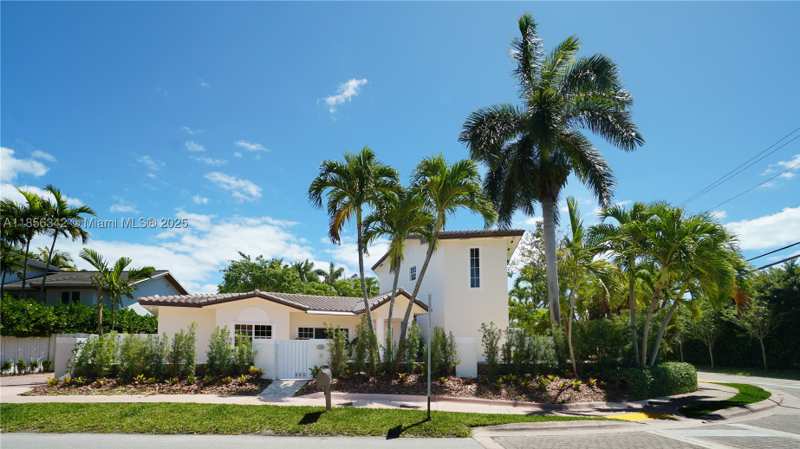 4 bedroom SingleFamilyResidence at 691 Ridgewood Rd, Biscayne Key Estates, Key Biscayne — photo 1