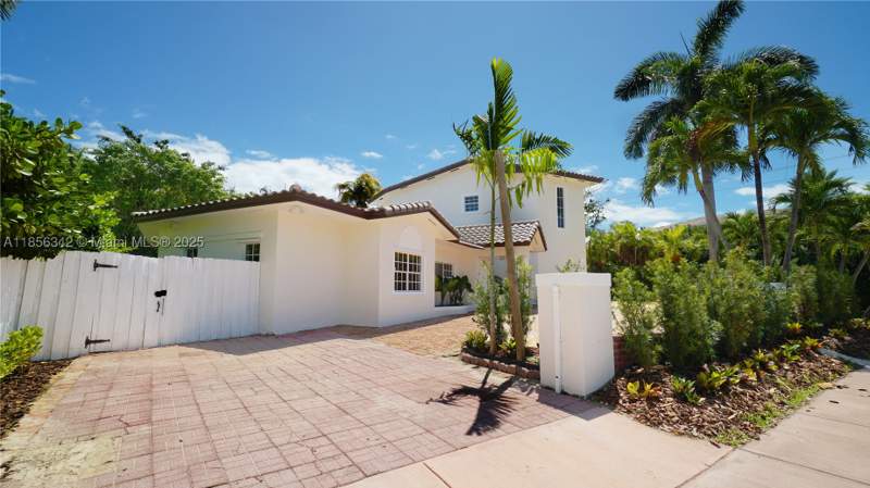 4 bedroom SingleFamilyResidence at 691 Ridgewood Rd, Biscayne Key Estates, Key Biscayne — photo 4