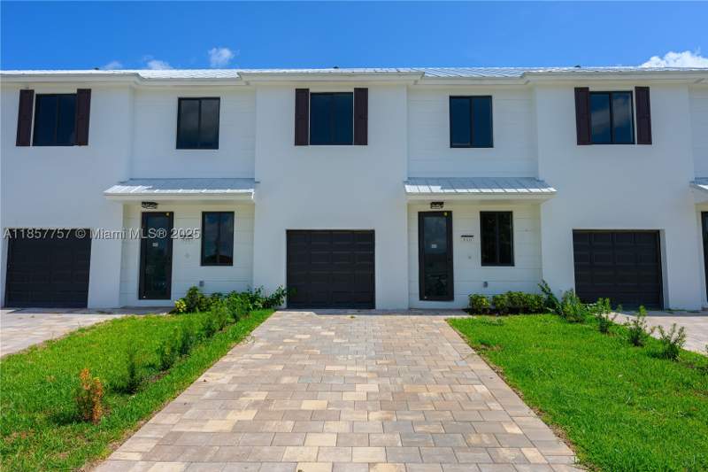 3 bedroom Townhouse at 880 SW 1st St, Palm Ave Heights, Florida City — photo 2