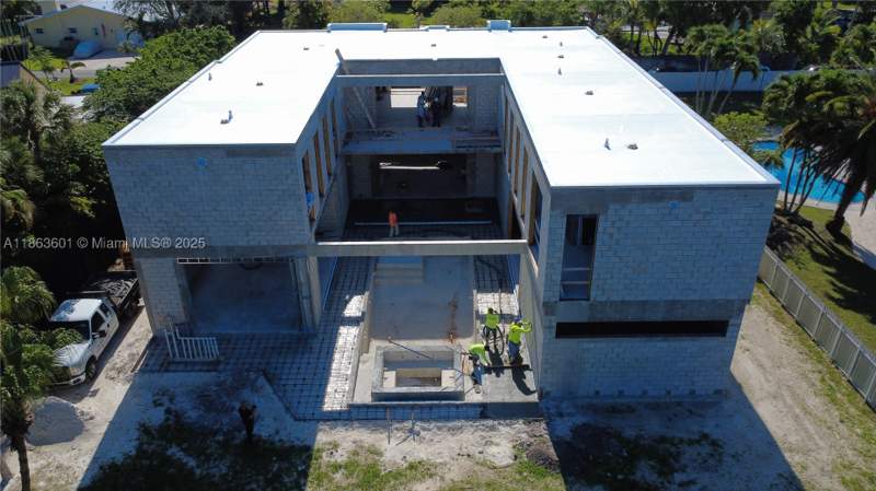 6 bedroom SingleFamilyResidence at 13050 SW 103 Ave, Bobby Estate Homes, Miami — photo 5