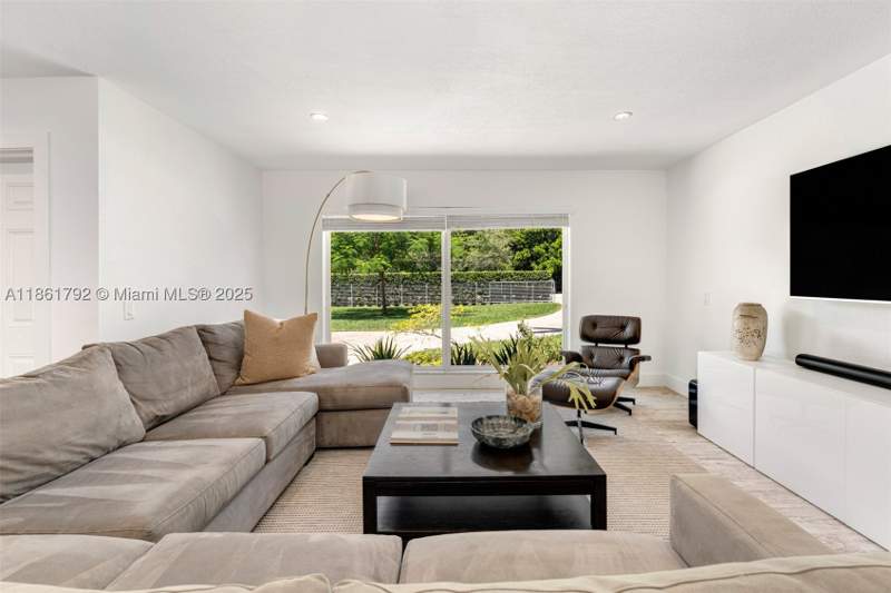 5 bedroom SingleFamilyResidence at 5940 SW 120th St, Town & Ranch Ests, Pinecrest — photo 5