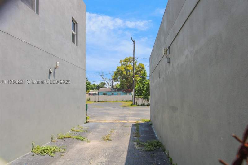 2 bedroom SingleFamilyResidence at 3267 NW 35th St, Melrose Heights 4th Sec, Miami — photo 3