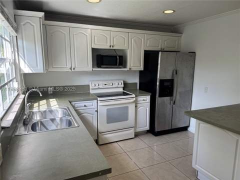 1178 NW 105th Ter, Miami FL - photo 10 of 23