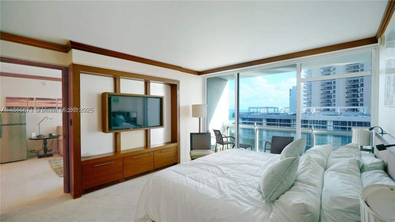 1 bedroom Condominium at 6801 Collins Ave 710, Central Carillon Beach Co, Miami Beach — photo 4