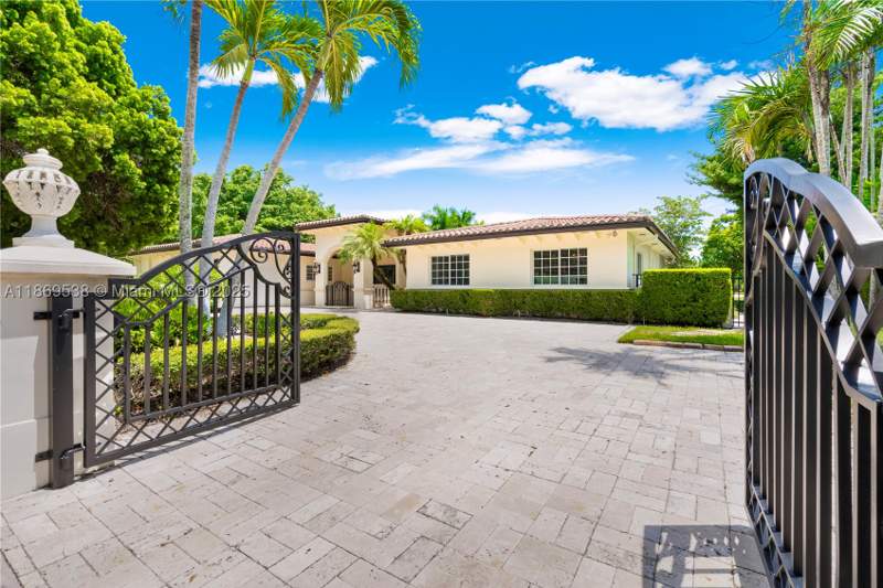 5 bedroom SingleFamilyResidence at 4001 Santa Maria St, C Gab Country Club Sec 5, Coral Gables — photo 2