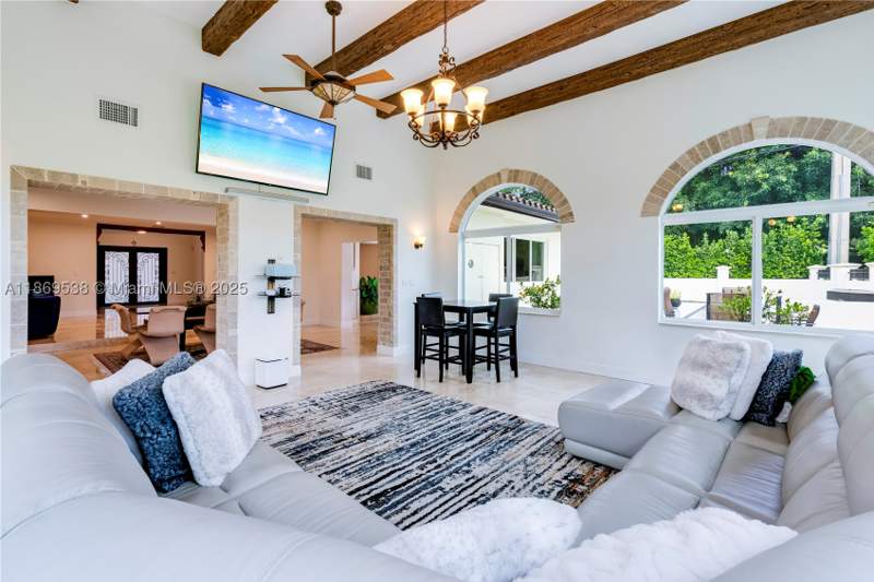 5 bedroom SingleFamilyResidence at 4001 Santa Maria St, C Gab Country Club Sec 5, Coral Gables — photo 4