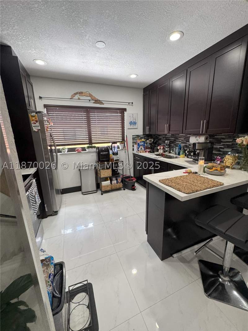 2 bedroom Condominium at 6411 W 27th Way 201, Lago Grande 5-D, Hialeah — photo 2