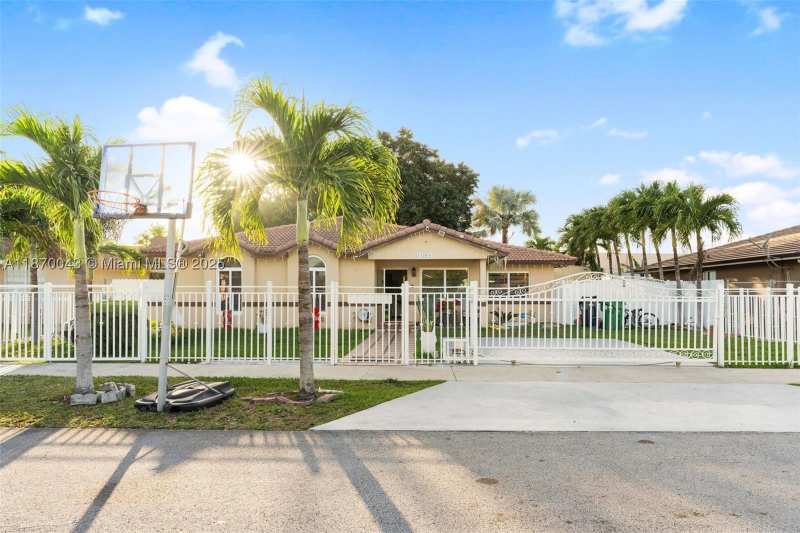 4 bedroom SingleFamilyResidence at 17874 SW 114th Ave, Torrent Sub, Miami — photo 1