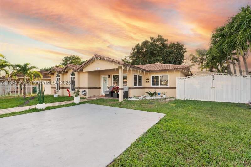 4 bedroom SingleFamilyResidence at 17874 SW 114th Ave, Torrent Sub, Miami — photo 2