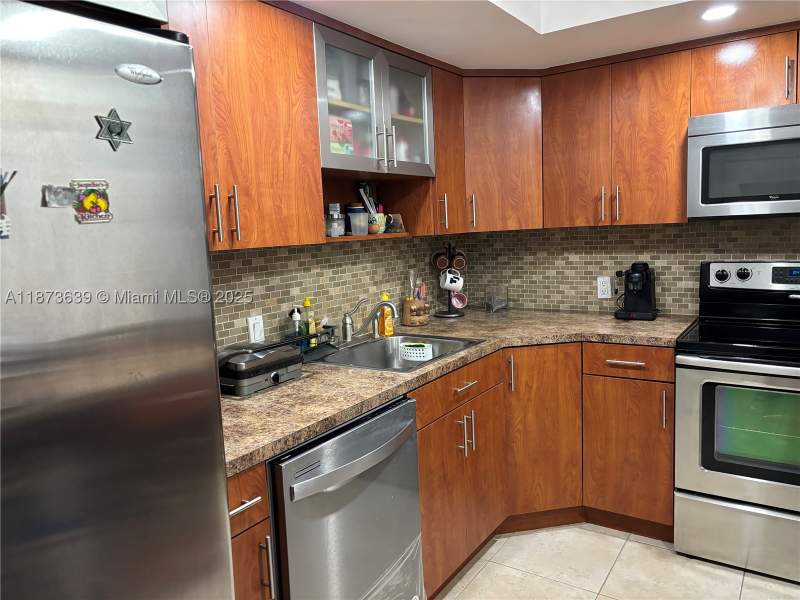 3 bedroom Condominium at 3475 N Country Club Dr 116, Ensenada Condo Bldg E-Ii, Aventura — photo 3