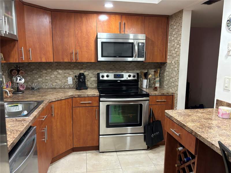 3 bedroom Condominium at 3475 N Country Club Dr 116, Ensenada Condo Bldg E-Ii, Aventura — photo 5