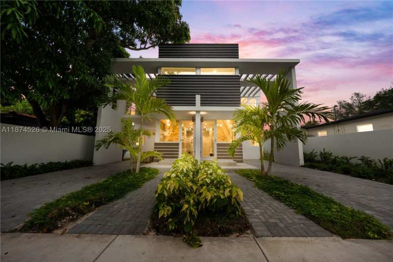 6 bedroom Townhouse at 857 SW 14th Ave A, Harrisons, Miami — photo 1