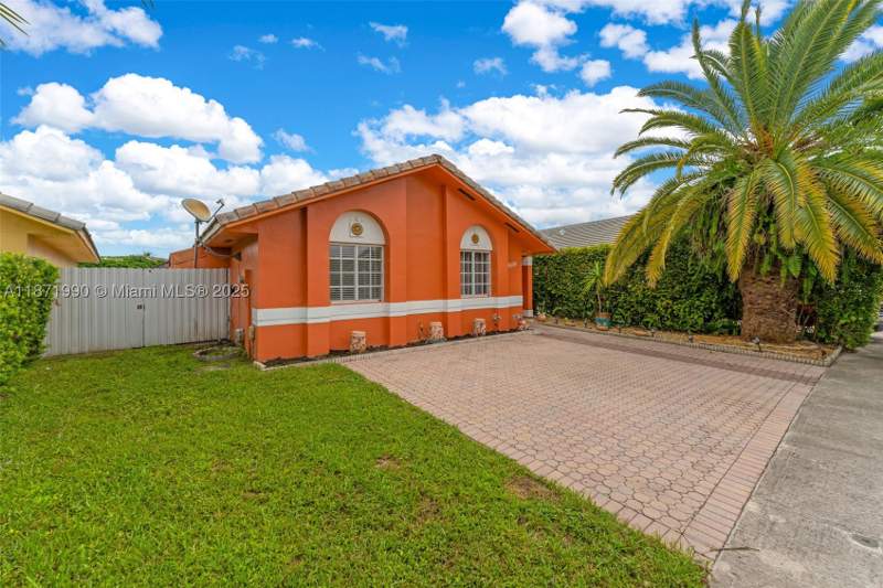 4 bedroom SingleFamilyResidence at 8101 SW 159th Ct, West Garden Homes At Lago, Miami — photo 3