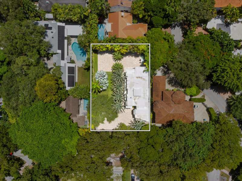 6 bedroom SingleFamilyResidence at 3917 SW 42nd Avenue, Rapanos Subdivision, Miami — photo 1
