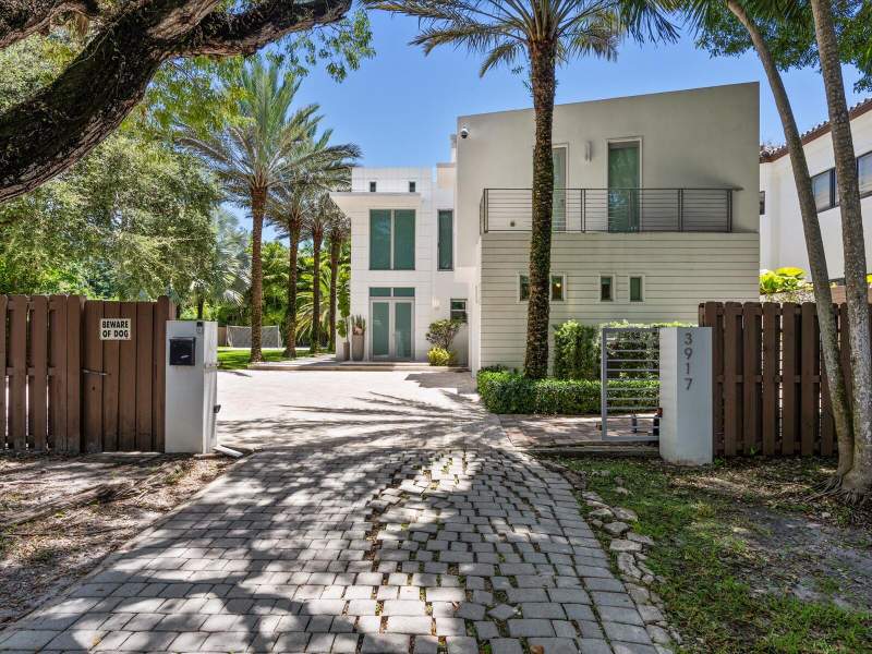 6 bedroom SingleFamilyResidence at 3917 SW 42nd Avenue, Rapanos Subdivision, Miami — photo 4