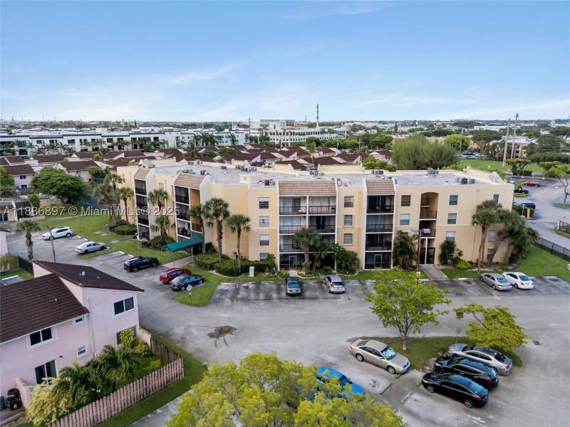 1 bedroom Condominium at 8005 Lake Dr 404, Sandoral Condo Ph I, Doral — photo 2