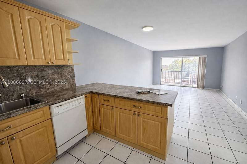1 bedroom Condominium at 8005 Lake Dr 404, Sandoral Condo Ph I, Doral — photo 4
