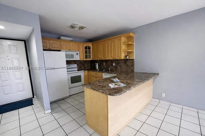 1 bedroom Condominium at 8005 Lake Dr 404, Sandoral Condo Ph I, Doral — photo 5