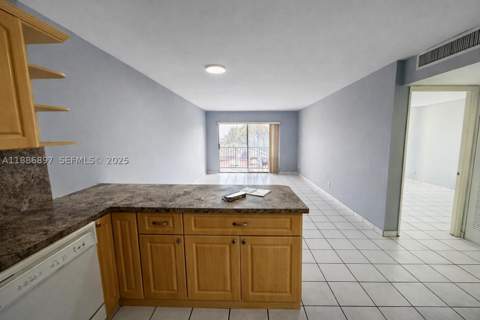 8005 Lake Dr 404, Doral FL - photo 6 of 23