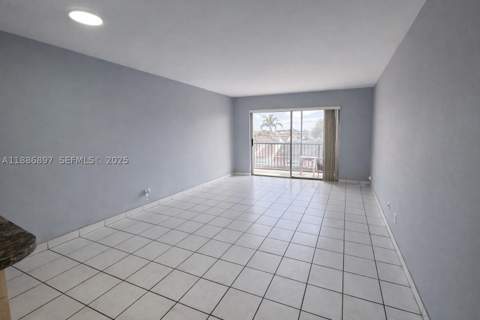 8005 Lake Dr 404, Doral FL - photo 9 of 23
