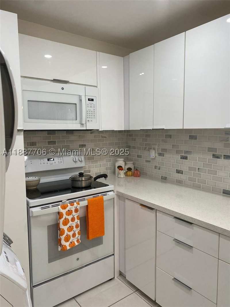 2 bedroom Condominium at 10000 NW 80 Ct 2565, Samari Lake East, Hialeah Gardens — photo 1