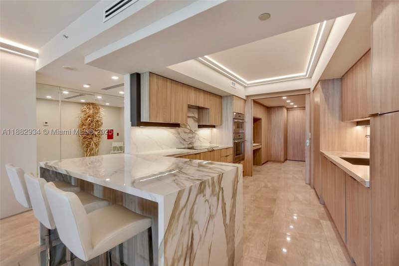 1 bedroom Condominium at 1455 Ocean Dr 811, Il Villaggio South Beach, Miami Beach — photo 3