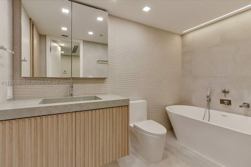 1 bedroom Condominium at 1455 Ocean Dr 811, Il Villaggio South Beach, Miami Beach — photo 4