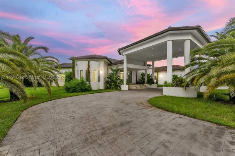 8 bedroom SingleFamilyResidence at 12175 SW 45th St, Bird Road Farmsites, Miami — photo 1