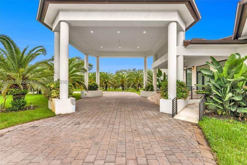 8 bedroom SingleFamilyResidence at 12175 SW 45th St, Bird Road Farmsites, Miami — photo 3