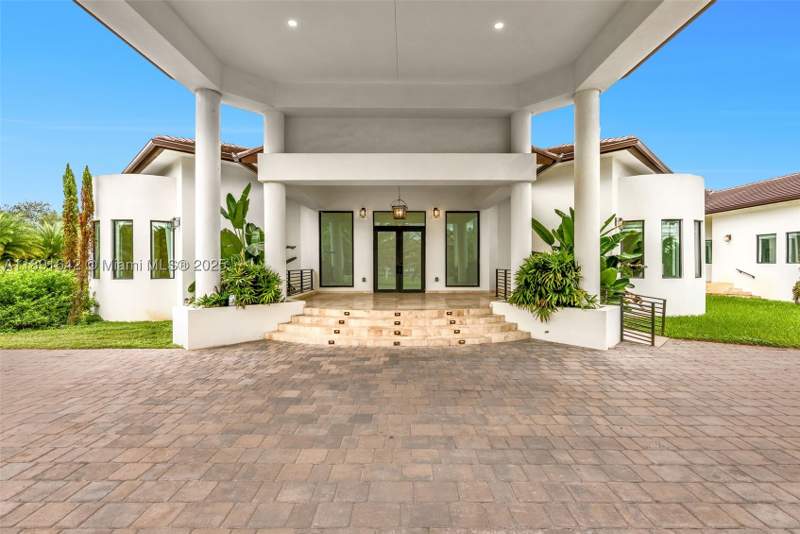 8 bedroom SingleFamilyResidence at 12175 SW 45th St, Bird Road Farmsites, Miami — photo 4