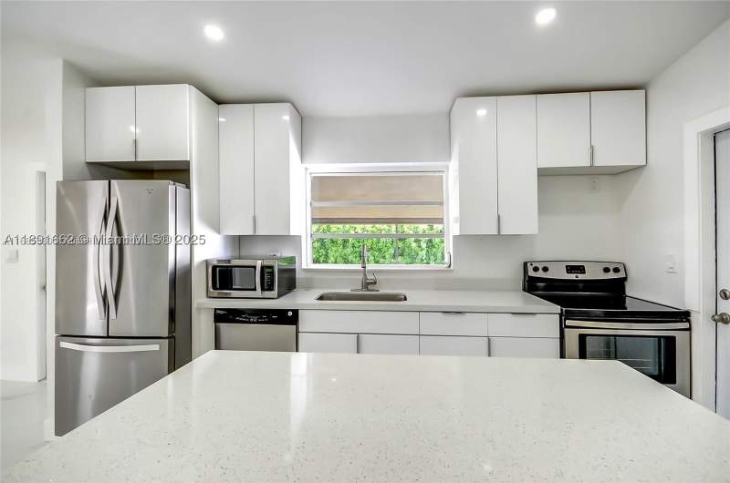 4 bedroom SingleFamilyResidence at 14465 SW 290th Ter, Leisure City Sec 3, Homestead — photo 3