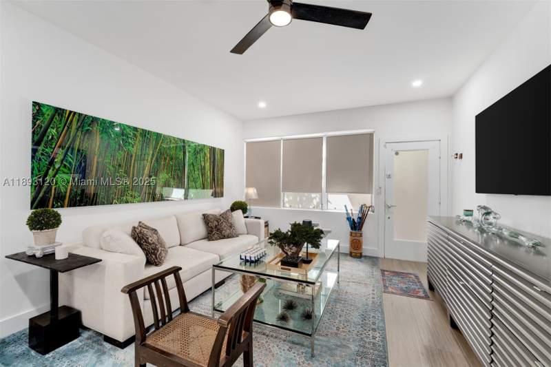 1 bedroom StockCooperative at 4720 Pine Tree Drive 2, The Esquire House, Miami Beach — photo 2