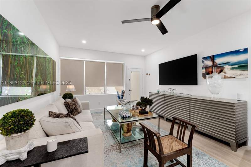 1 bedroom StockCooperative at 4720 Pine Tree Drive 2, The Esquire House, Miami Beach — photo 3