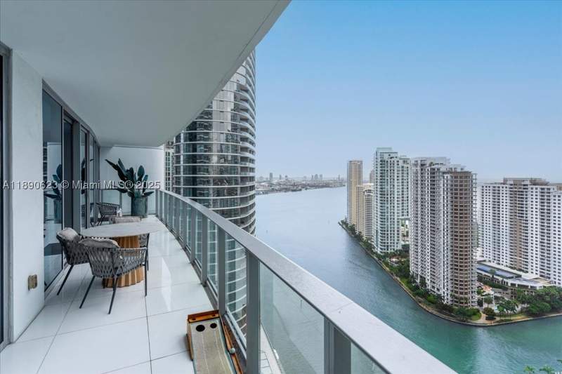 2 bedroom Condominium at 200 Biscayne Boulevard Way 3608, Epic West Condo, Miami — photo 2