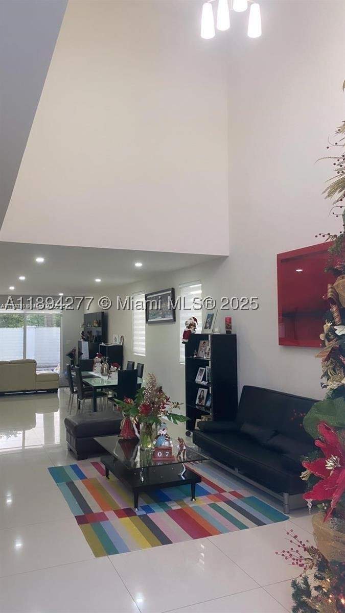 5 bedroom SingleFamilyResidence at 9880 NW 74th Ter, Doral Commons Residential, Doral — photo 2