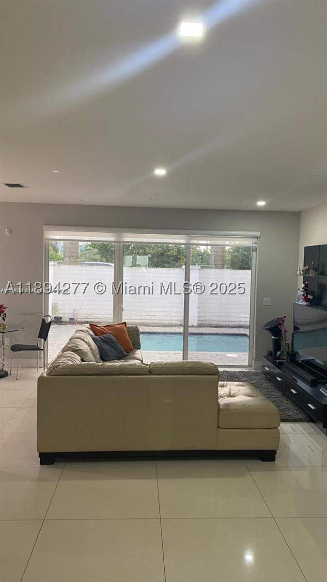 5 bedroom SingleFamilyResidence at 9880 NW 74th Ter, Doral Commons Residential, Doral — photo 4