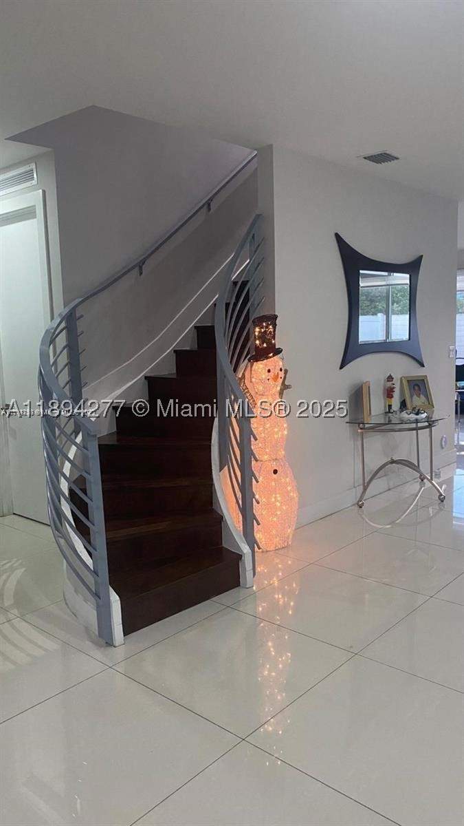 5 bedroom SingleFamilyResidence at 9880 NW 74th Ter, Doral Commons Residential, Doral — photo 5