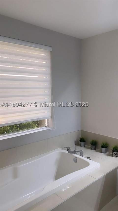 9880 NW 74th Ter, Doral FL - photo 8 of 9