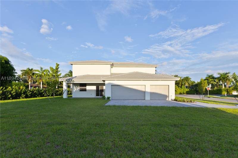 5 bedroom SingleFamilyResidence at 13203 SW 188th Ter, Tregor Estates II, Miami — photo 3