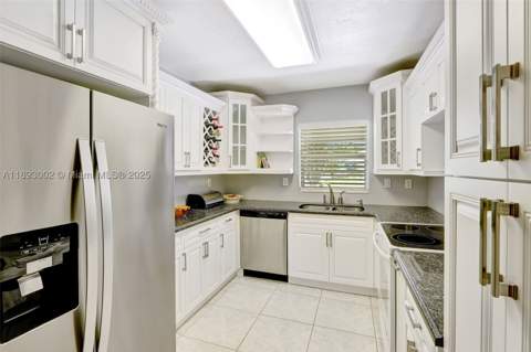 18045 SW 87th Ct, Palmetto Bay FL - photo 9 of 36