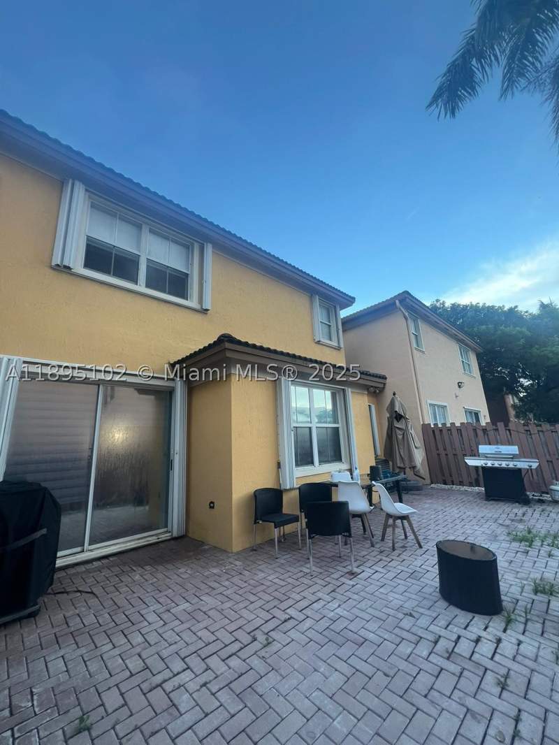 3 bedroom SingleFamilyResidence at 11281 NW 84th St, Islands At Doral Northwes, Doral — photo 2