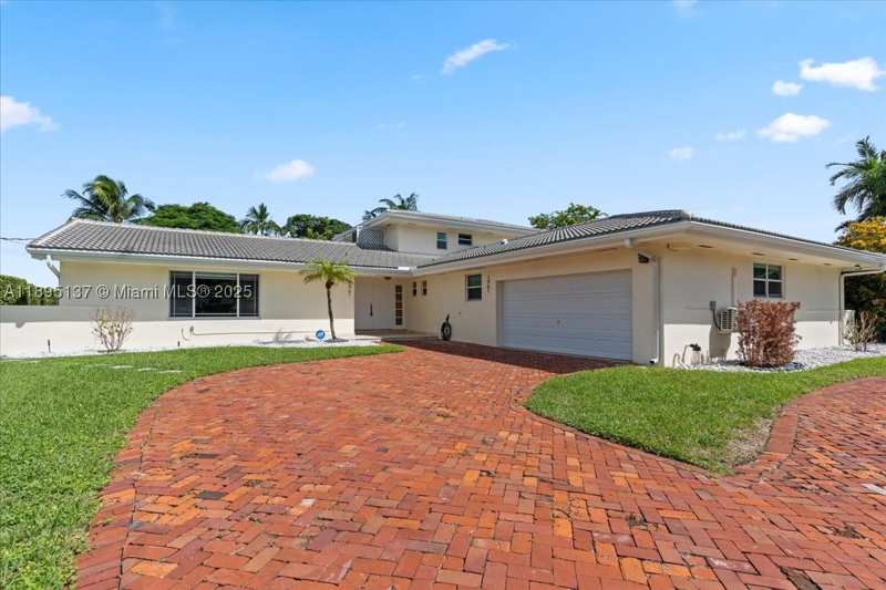 5 bedroom SingleFamilyResidence at 1961 NE 188th St, Greyknoll Estates, Miami — photo 1