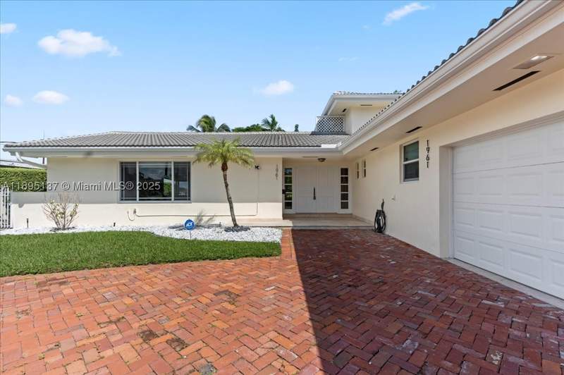 5 bedroom SingleFamilyResidence at 1961 NE 188th St, Greyknoll Estates, Miami — photo 2