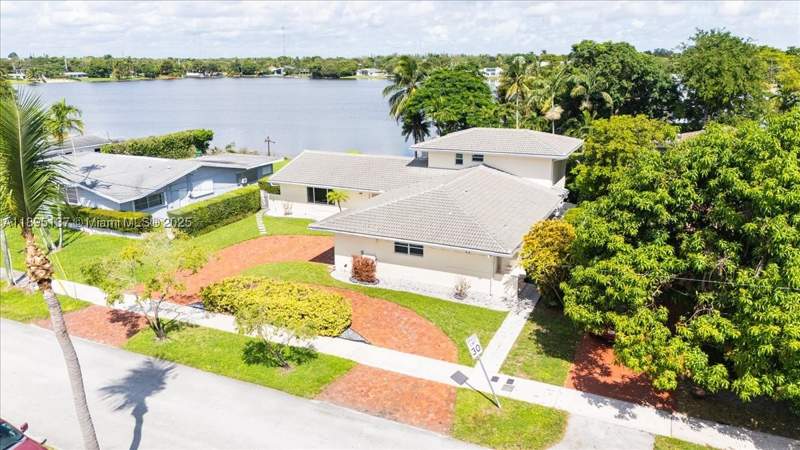 5 bedroom SingleFamilyResidence at 1961 NE 188th St, Greyknoll Estates, Miami — photo 3