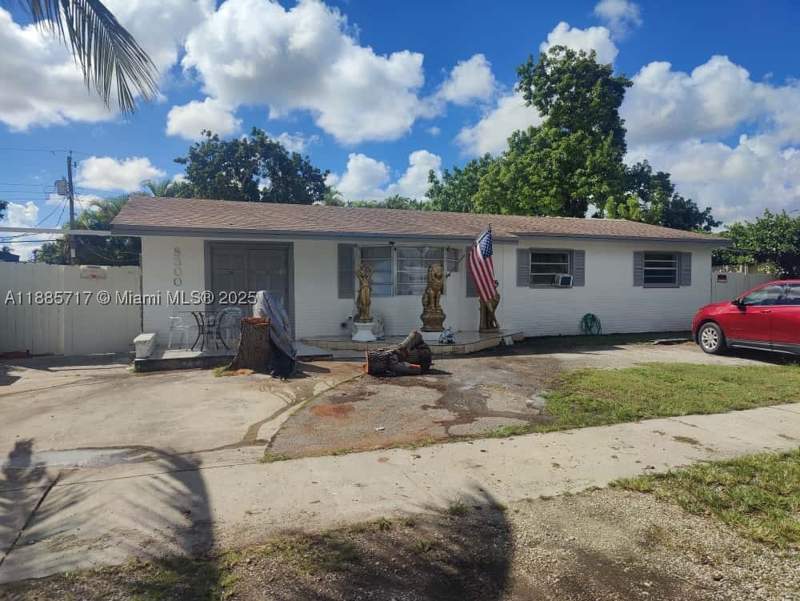 3 bedroom SingleFamilyResidence at 8300 SW 46th St, Lake Park Sec 2, Miami — photo 2