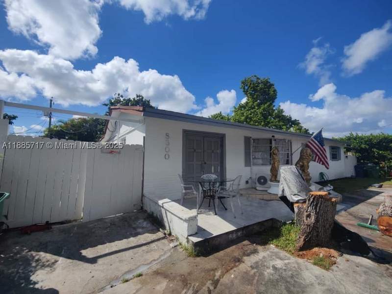 3 bedroom SingleFamilyResidence at 8300 SW 46th St, Lake Park Sec 2, Miami — photo 4