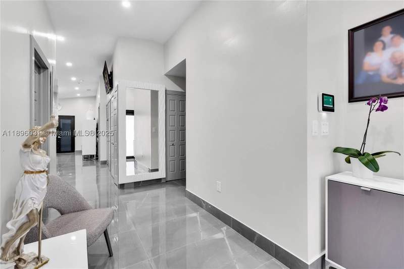 3 bedroom SingleFamilyResidence at 3118 W 71st Pl, Cannon Sub, Hialeah — photo 4